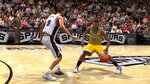 <a href=news_e3_les_jeux_ea_en_images-6795_fr.html>E3: Les jeux EA en images</a> - NBA Live 09 - E3: Images